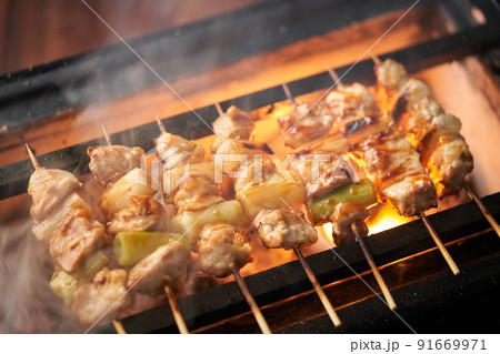 炭火で焼鳥を焼く（ねぎま） 91669971