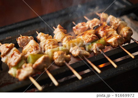 炭火で焼鳥を焼く（ねぎま） 91669972