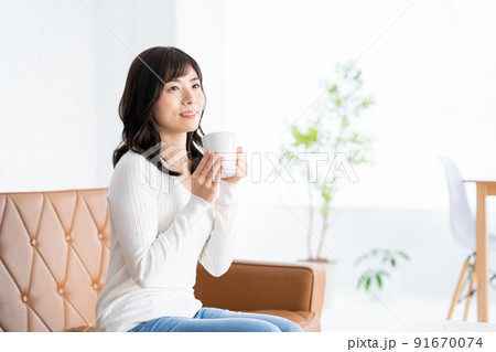 女性 リビング ライフスタイル コーヒー 朝 女性 リビング ライフスタイル コーヒー 朝 91670074