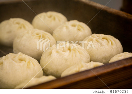 大阪で大人気の豚まんの出来立て 大阪で大人気の豚まんの出来立て 91670255