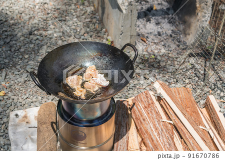 【オートキャンプ場でミニマムソロキャンプ　焚火で鶏の唐揚げを少ない油で調理】 91670786