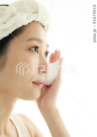 洗顔をする女性 洗顔をする女性 91670919