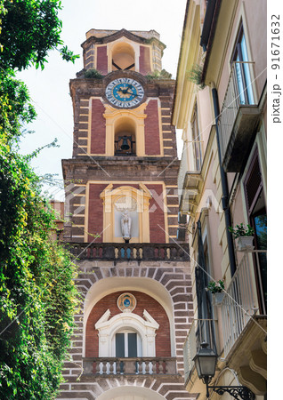 Church facade in Sorrento, Italy 91671632