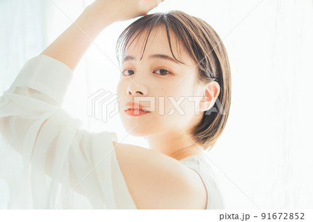 若い女性のビューティースキンケアイメージ 91672852