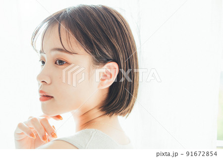 若い女性のビューティースキンケアイメージ 91672854