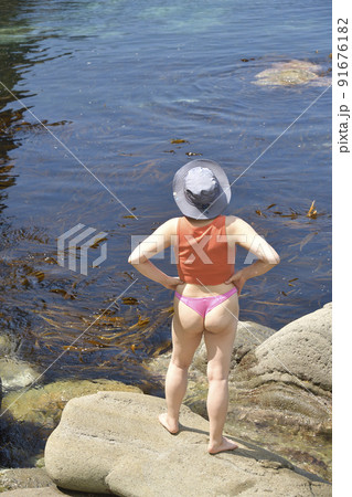 夏の北海道せたな町の海岸で女性のポートレートを撮影 91676182