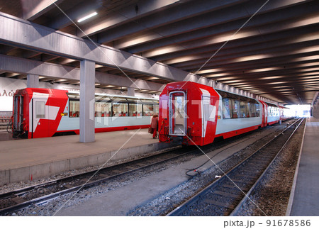 ツェルマット駅に停車中の氷河特急 ツェルマット駅に停車中の氷河特急 91678586
