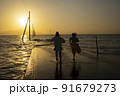 夕暮れの長部田海床路 91679273