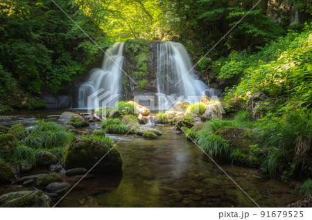 福島県天栄村　新緑の明神滝 91679525