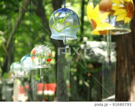 夏の風物詩　涼風イメージ　風鈴（ほたる） 91680793
