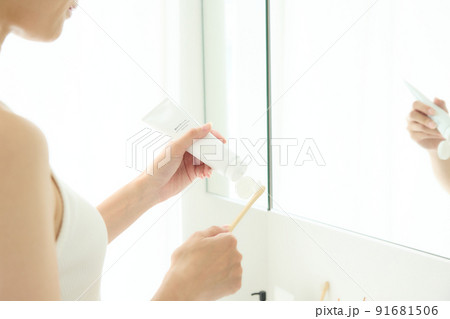 洗面所で歯磨きをする女性 洗面所で歯磨きをする女性 91681506