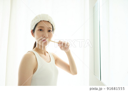 歯磨きをする女性 91681555