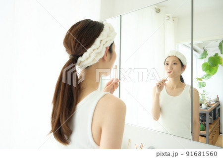 歯磨きをする女性 歯磨きをする女性 91681560