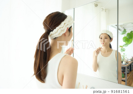 歯磨きをする女性 91681561