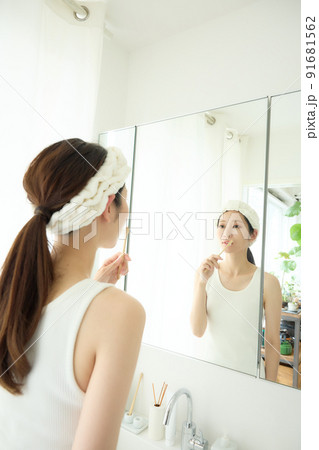 歯磨きをする女性 歯磨きをする女性 91681562