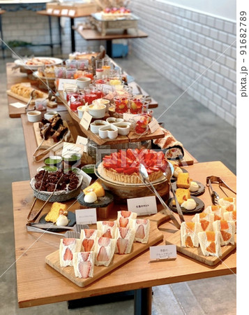 カフェのスイーツビュッフェ カフェのスイーツビュッフェ 91682789