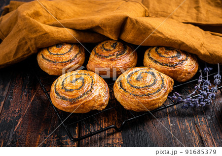 Sweet roll poppy seed buns with lavender ready for cooking. Wooden background. Top view 91685379