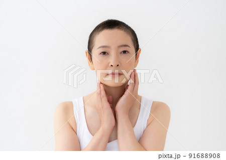 坊主頭のミドルエイジの女性のポートレート 91688908