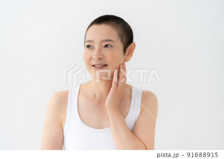 坊主頭のミドルエイジの女性のポートレート 坊主頭のミドルエイジの女性のポートレート 91688915