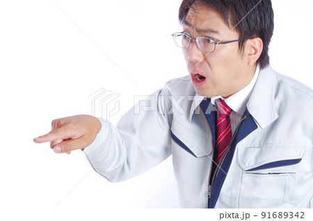 怒り狂う作業服姿の男性 91689342