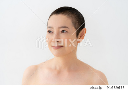 坊主頭のミドルエイジの女性のポートレート 坊主頭のミドルエイジの女性のポートレート 91689633