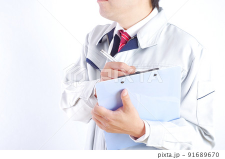 書類を記入する作業服姿の男性 書類を記入する作業服姿の男性 91689670