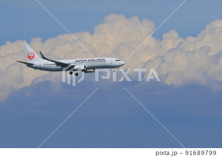 夏空に飛ぶ旅客機 着陸進入する旅客機 夏空に飛ぶ旅客機 着陸進入する旅客機 91689799