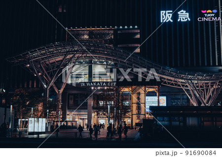 夜の博多駅 91690084