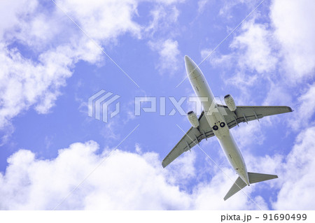 真上を飛行する飛行機  ボーイング737-800 91690499