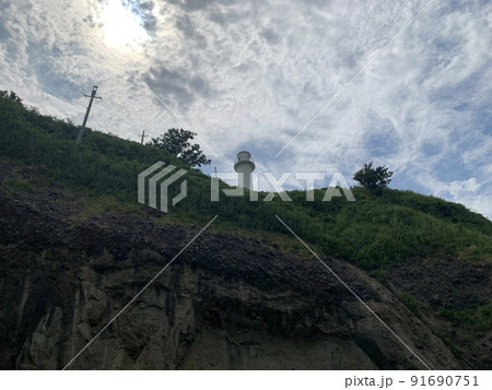 角田岬灯台と青空 91690751