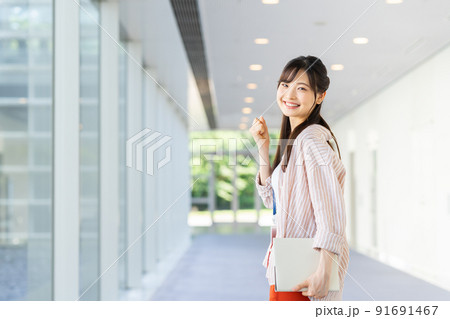 オフィスの若いビジネスウーマン 91691467
