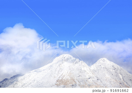 冬の湯布院　由布岳の積雪と青空 91691662