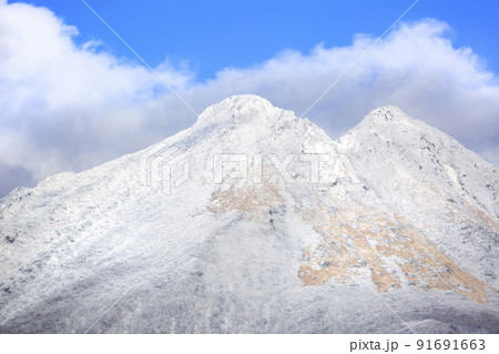 冬の湯布院　由布岳の積雪と青空 91691663