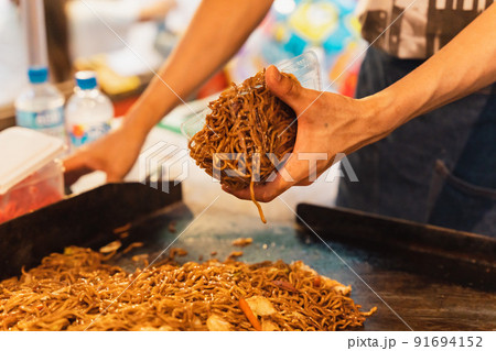 お祭り 　出店 　お好み焼き　焼きそば 　卵焼き　屋台 　縁日 91694152