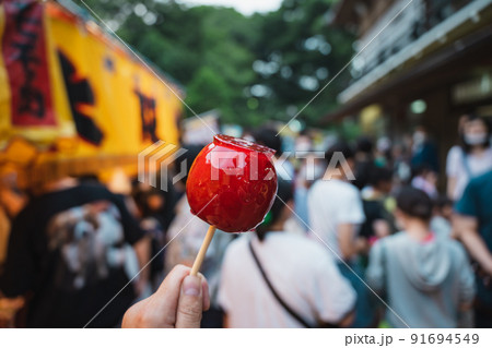 お祭り りんご飴 屋台の写真素材 [91694549] - PIXTA