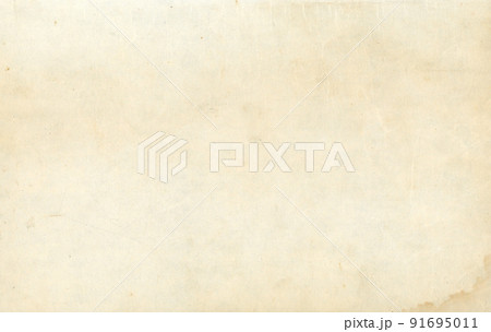 古く黄ばんだ紙。日焼けして、シミができたり汚れた紙。 91695011