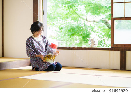 仕込んだ梅酒を眺めるおばあちゃん 仕込んだ梅酒を眺めるおばあちゃん 91695920