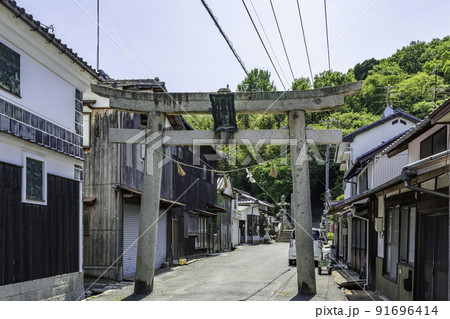 八浜八幡宮　表参道と鳥居　岡山県玉野市 91696414