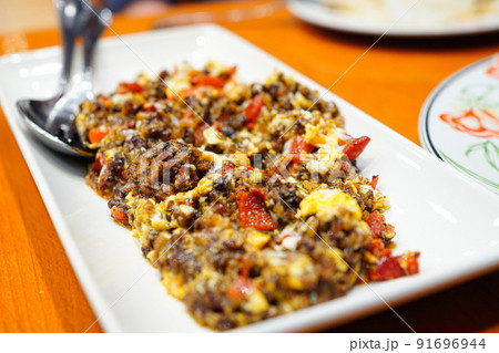 スペイン産ブラッドソーセージ モルシージャで作るスクランブルエッグのスペイン料理 スペイン産ブラッドソーセージ モルシージャで作るスクランブルエッグのスペイン料理 91696944