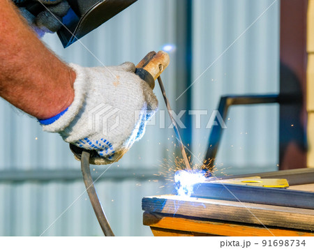 Selective focus on the flash of an electrode cutting metal.  91698734