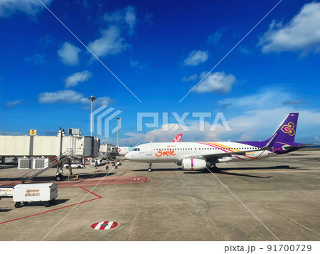 Airplane parking at passenger gate Prepare for serve passenger on journey by jet bridge. 91700729