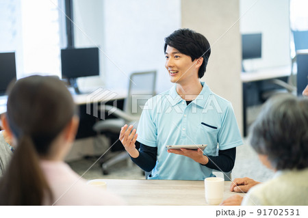 男性介護士、男性、成人男性、お兄さん、20代、30代、若い、制服、介護スタッフ、男性スタッフ 91702531