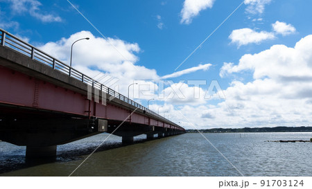橋のたもとから見た、夏の霞ヶ浦大橋。 91703124
