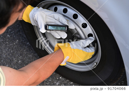 タイヤ空気圧モニターを点検する男性　自動車　キャンピングカー 91704066