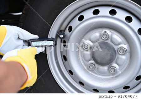 タイヤ空気圧モニターの点検確認　自動車　キャンピングカー 91704077