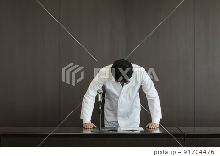 謝罪会見をする白衣の男性 医師 医者 91704476