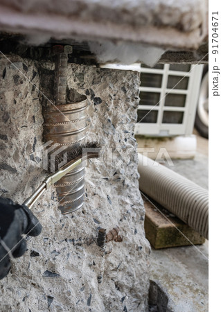 地震による住宅基礎隅崩壊シース管さび落とし 91704671