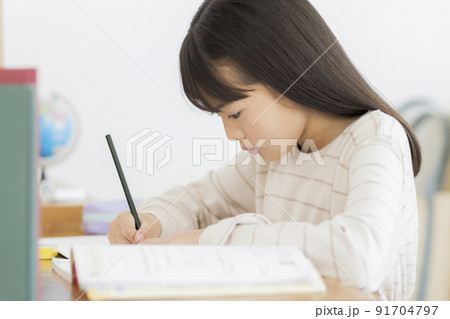 勉強をする女の子 小学生 91704797