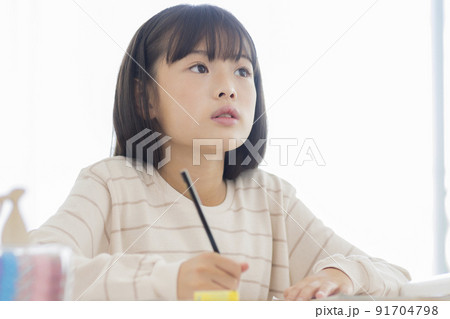 勉強をする女の子 小学生 91704798