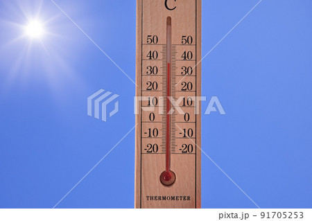 猛暑日　外気温38℃の温度計と太陽と青空 91705253